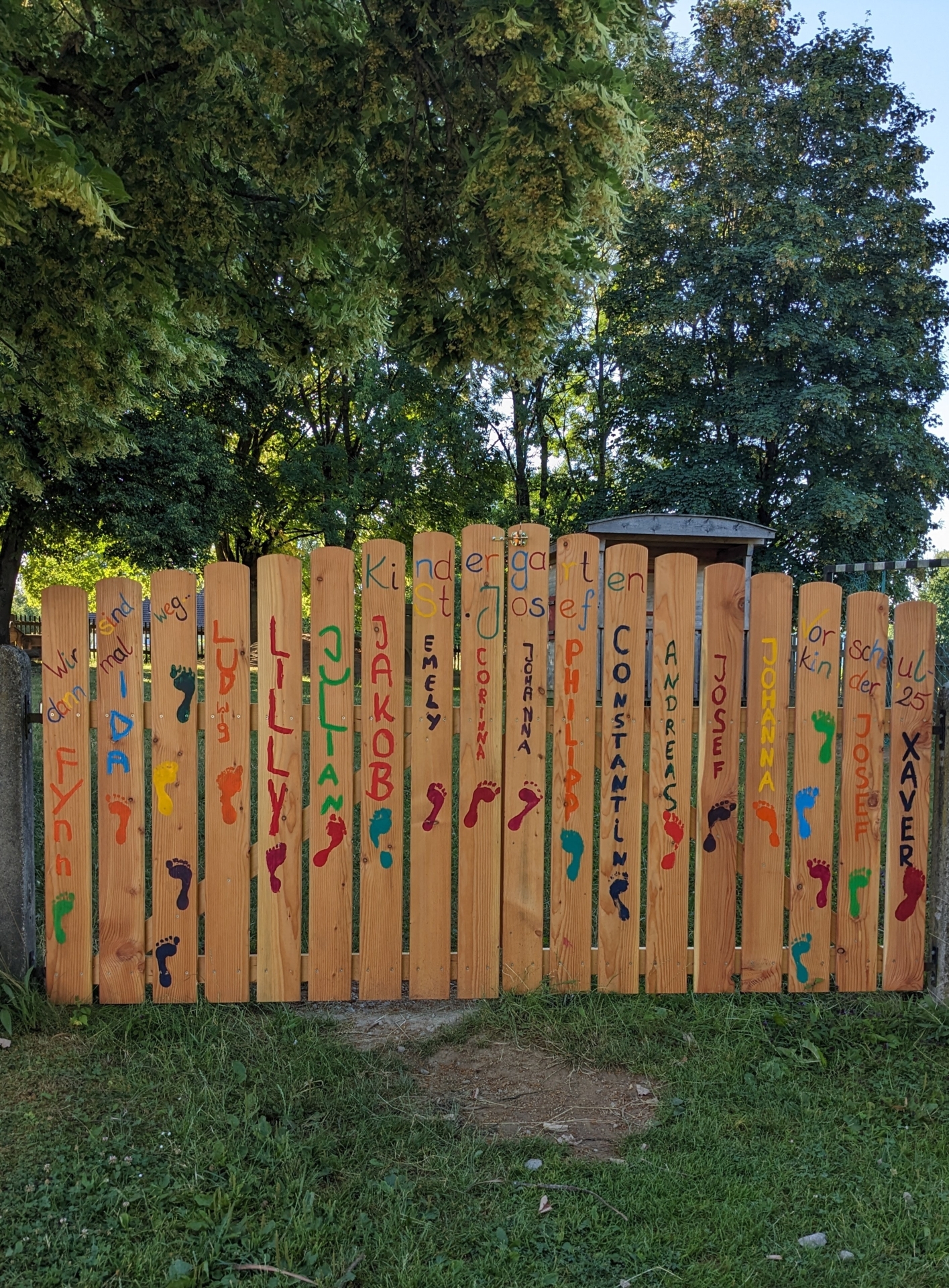 Das neue Gartentor, welches die Kinder mit ein bisschen Unterst&uuml;tzung der Eltern gestaltet haben. Vielen, vielen lieben Dank daf&uuml;r. Foto: Kindergarten St.Josef 