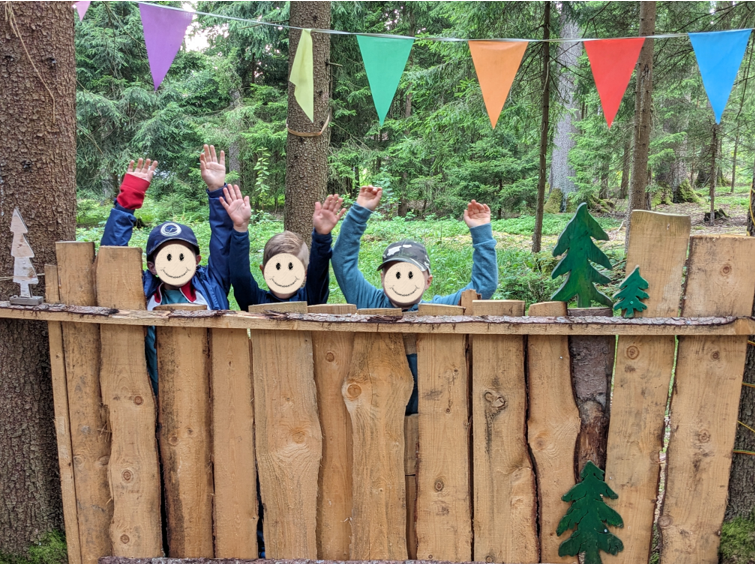 Im Waldkindergarten bei der Theaterb&uuml;hne. Foto: Kindergarten St.Josef 