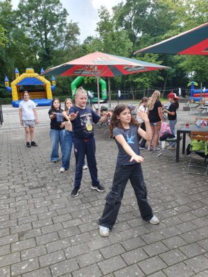 Vorschaubild: Abschluss, gemeinsamer Tanz