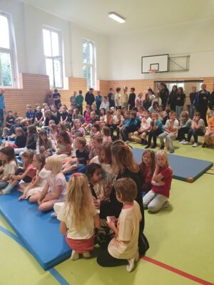 Vorschaubild: Verabschiedung von den anderen Kindern der Schule