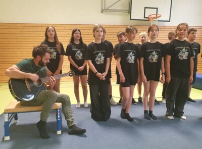 Vorschaubild: ein neues Lied wird vorgetragen