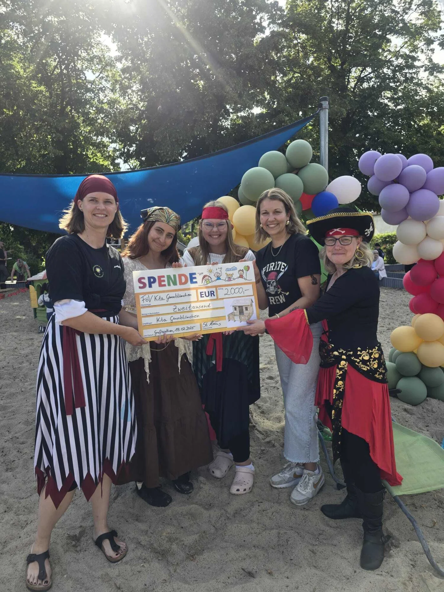 Foto der Galerie: Spenden durch den Förderverein an die Kitakinder