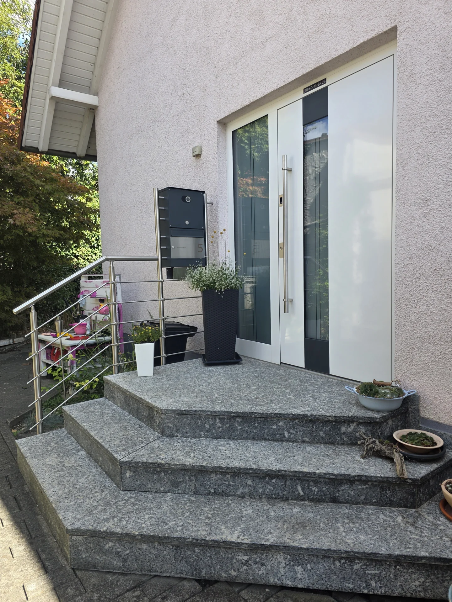 Eingangst&uuml;re mit Gel&auml;nder und Briefkasten  (Bild vergr&ouml;&szlig;ern)