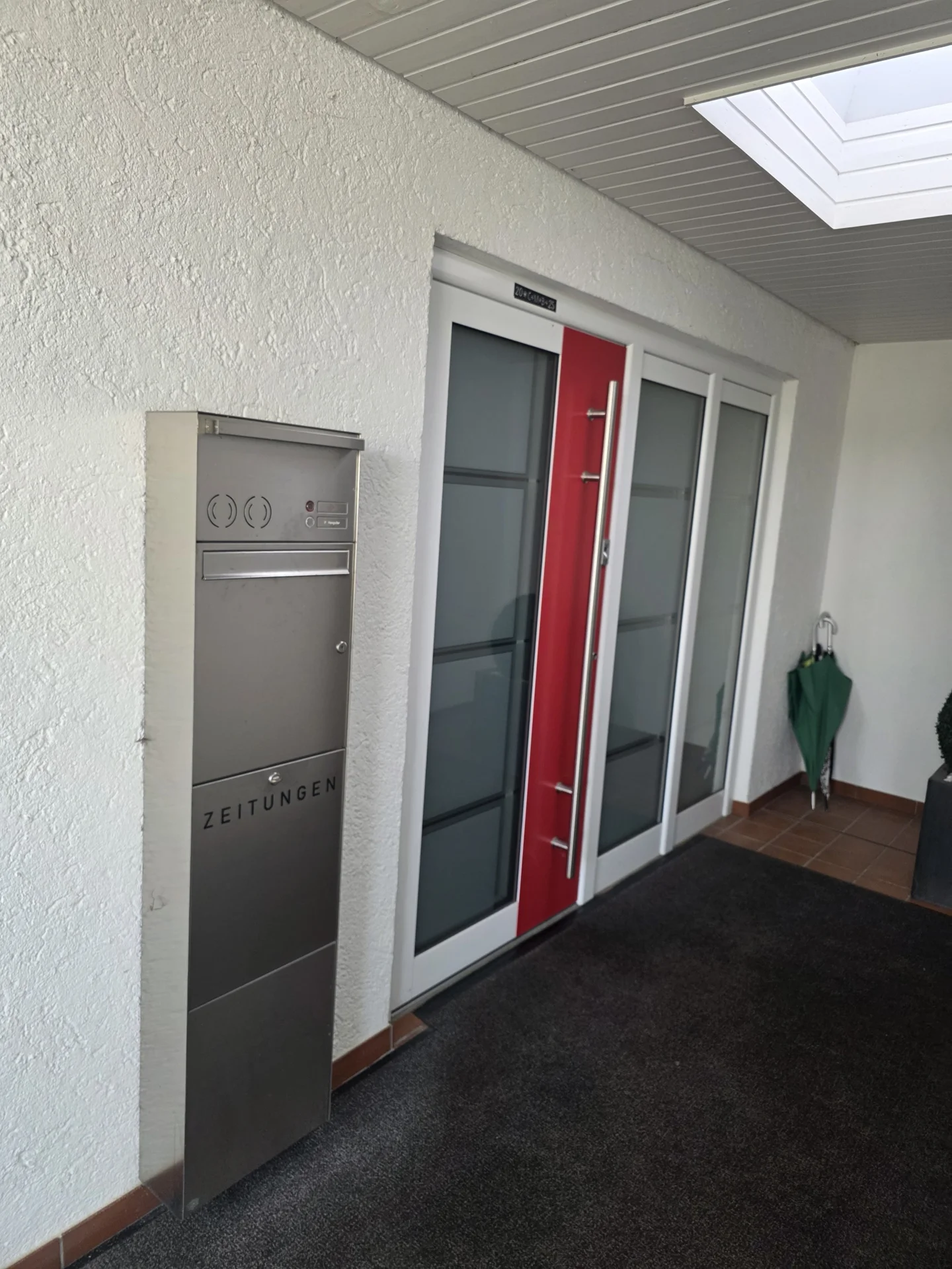 Eingangst&uuml;re mit farbe und Fingerprinter und Briefkasten  (Bild vergr&ouml;&szlig;ern)