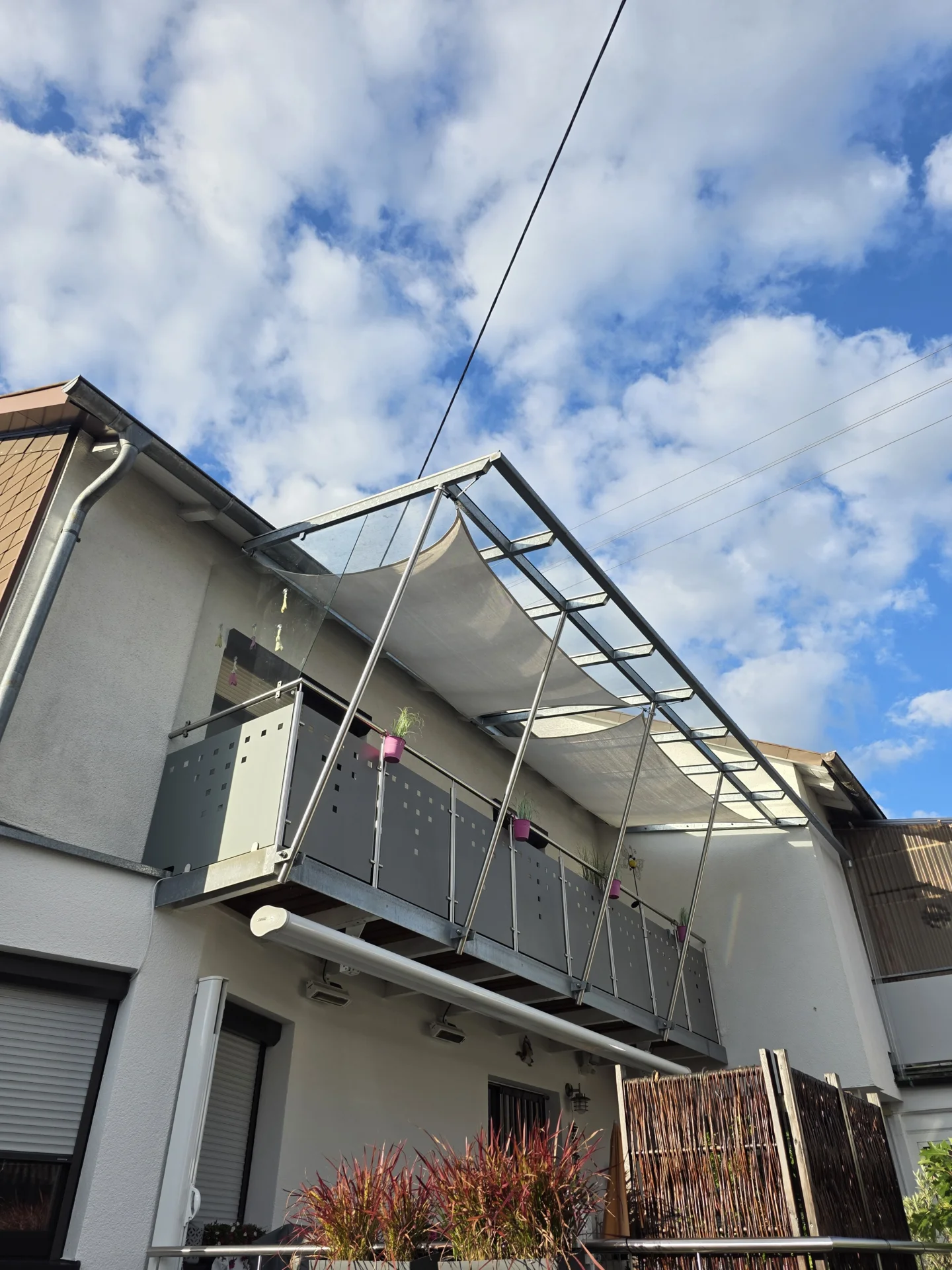 Balkon mit Halterung f&uuml;r Sonnenschutz  (Bild vergr&ouml;&szlig;ern)