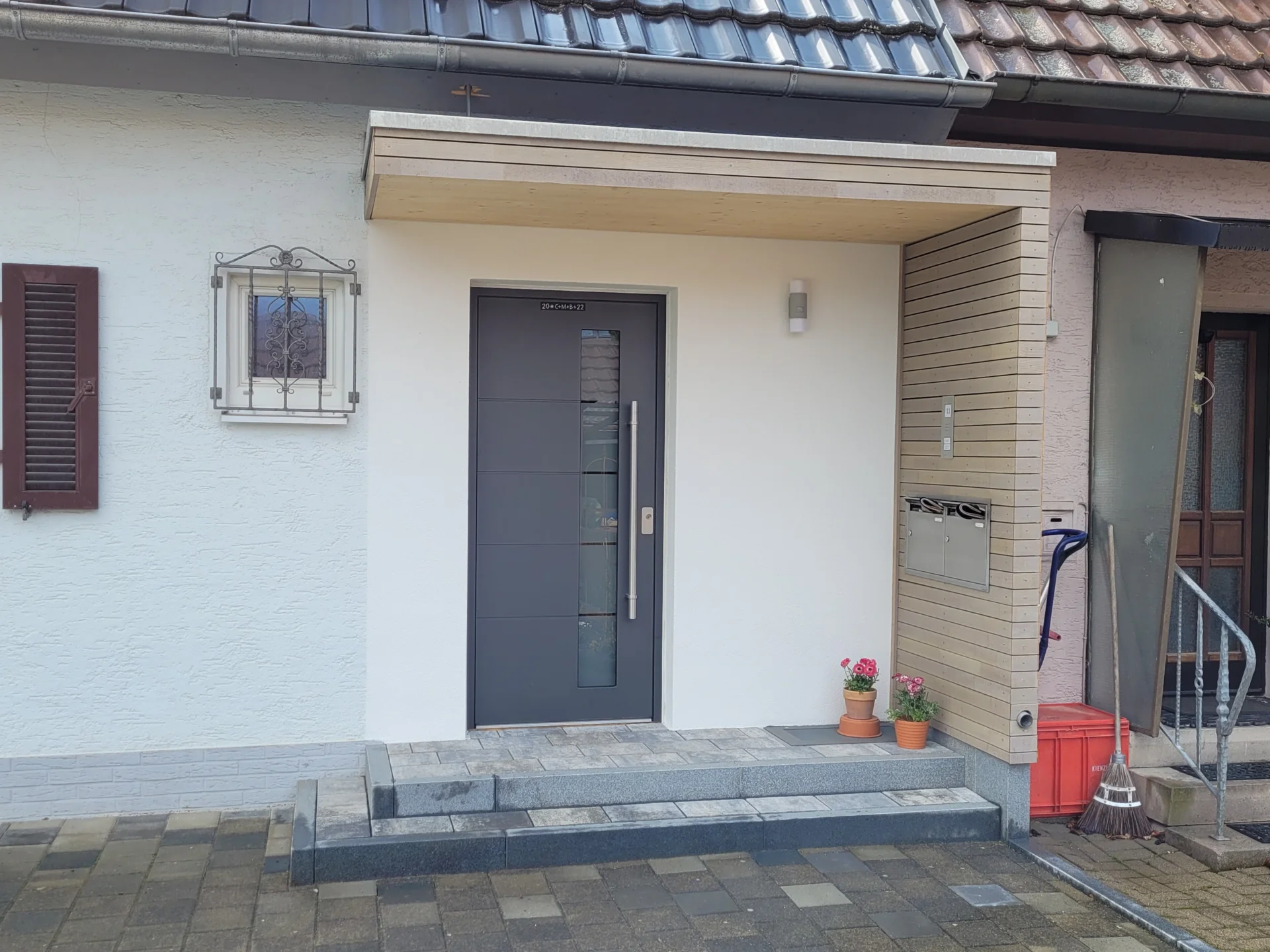 Haust&uuml;re mit Gel&auml;nder & Briefkasten  (Bild vergr&ouml;&szlig;ern)