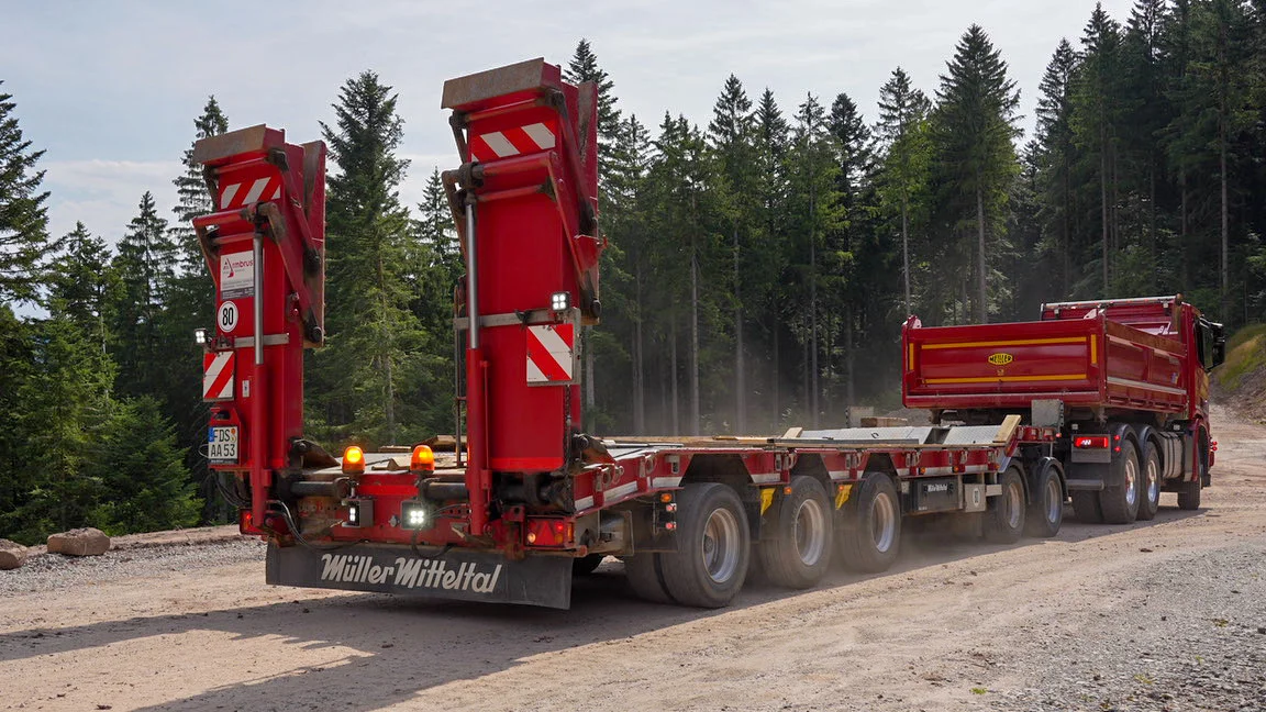 Zur Galerie: Bau – und Forstmaschinentransport