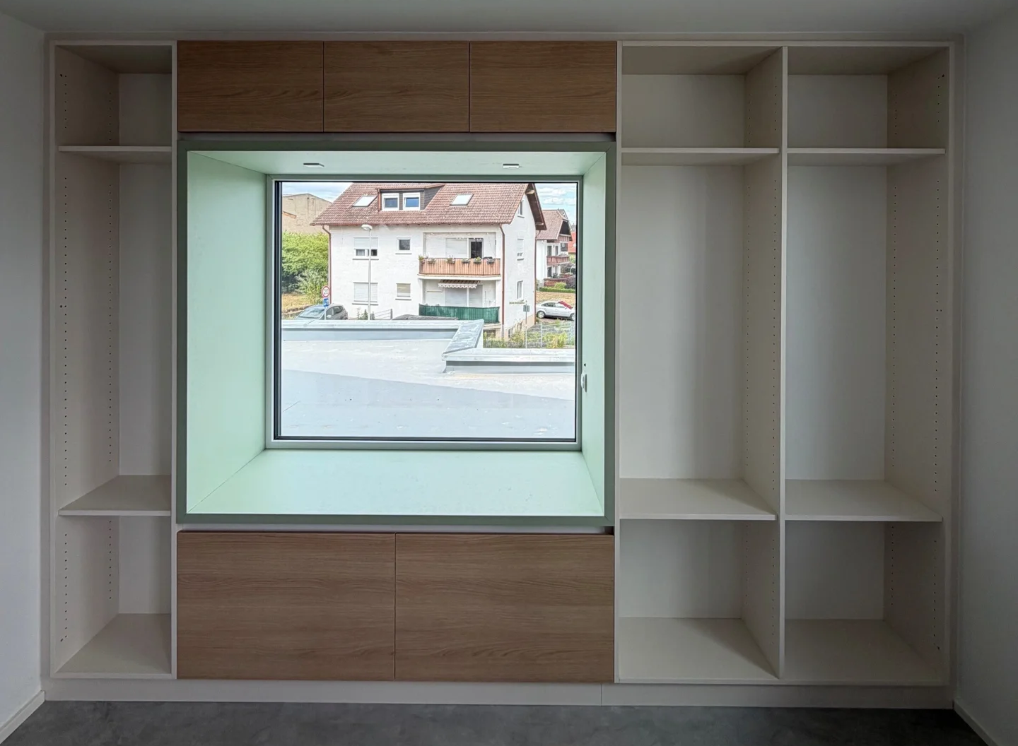 Bild: Sitzfenster/Bücherregal mit Linoleum 2