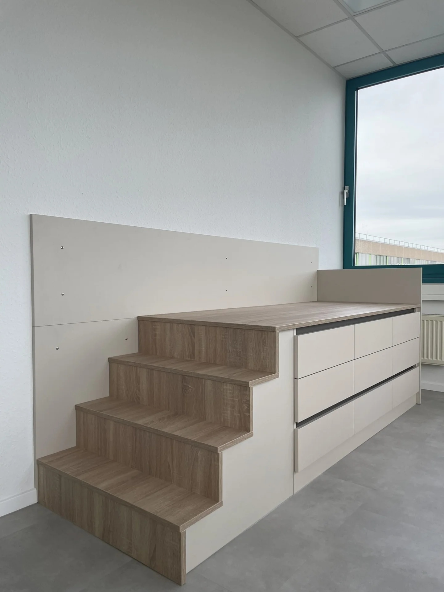Bild: Kinderarztliege mit treppe