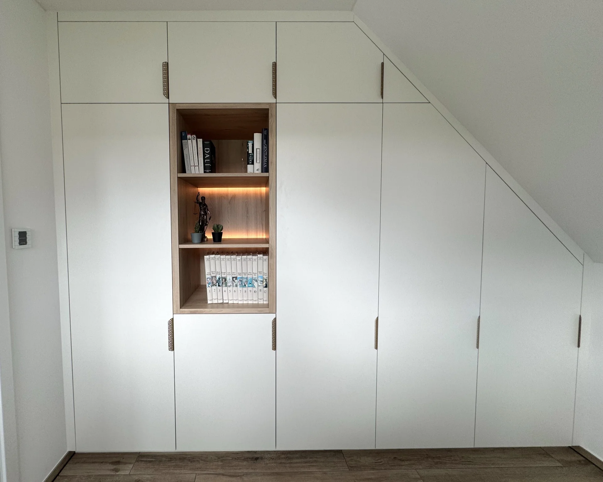 Bild: Dachschrägenschrank mit beleuchteter Nische
