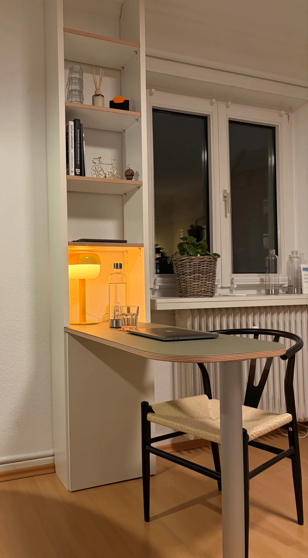 Bild: Regal mit Schreibtisch