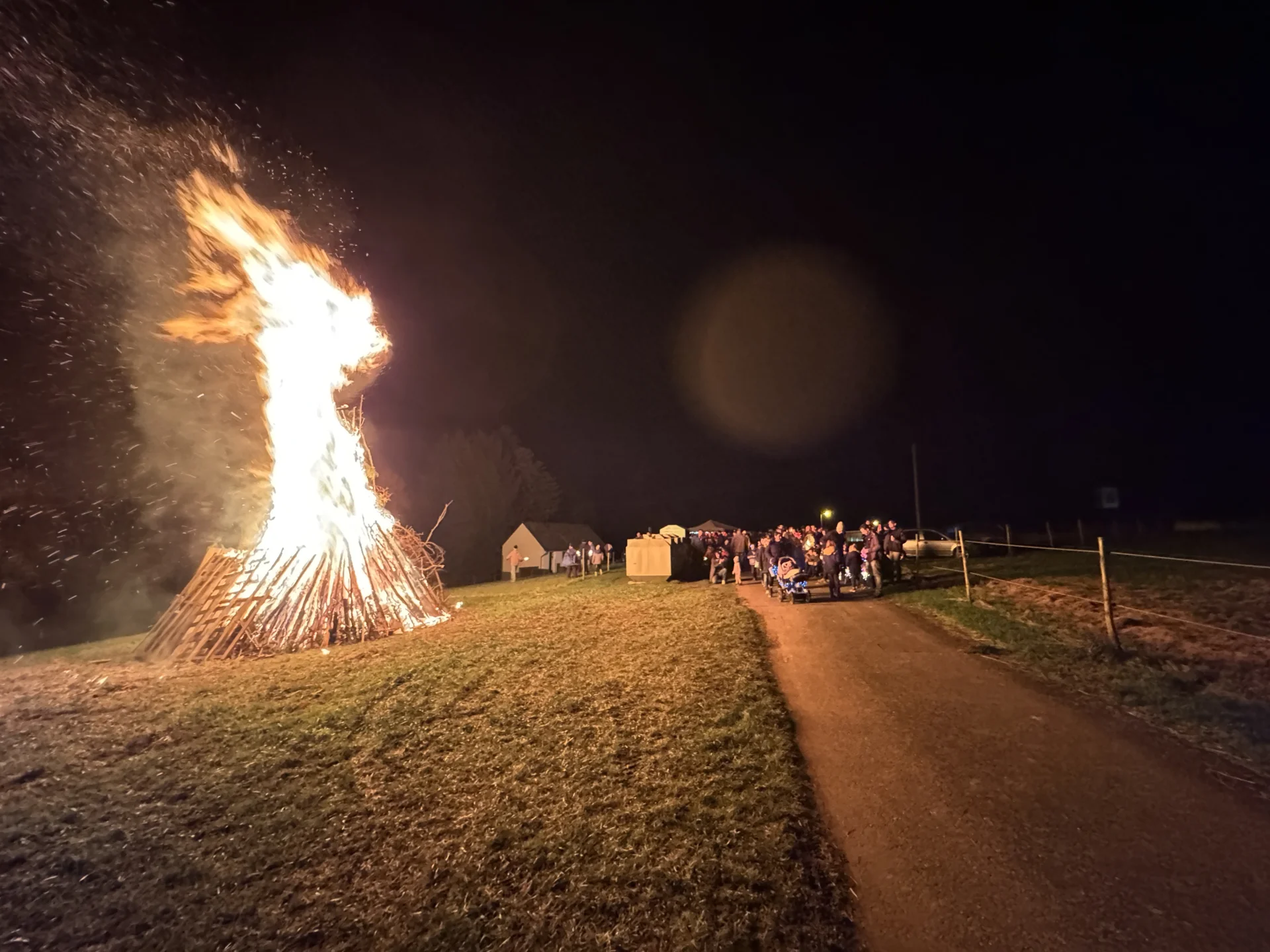 Martinsfeuer  (Bild vergr&ouml;&szlig;ern)