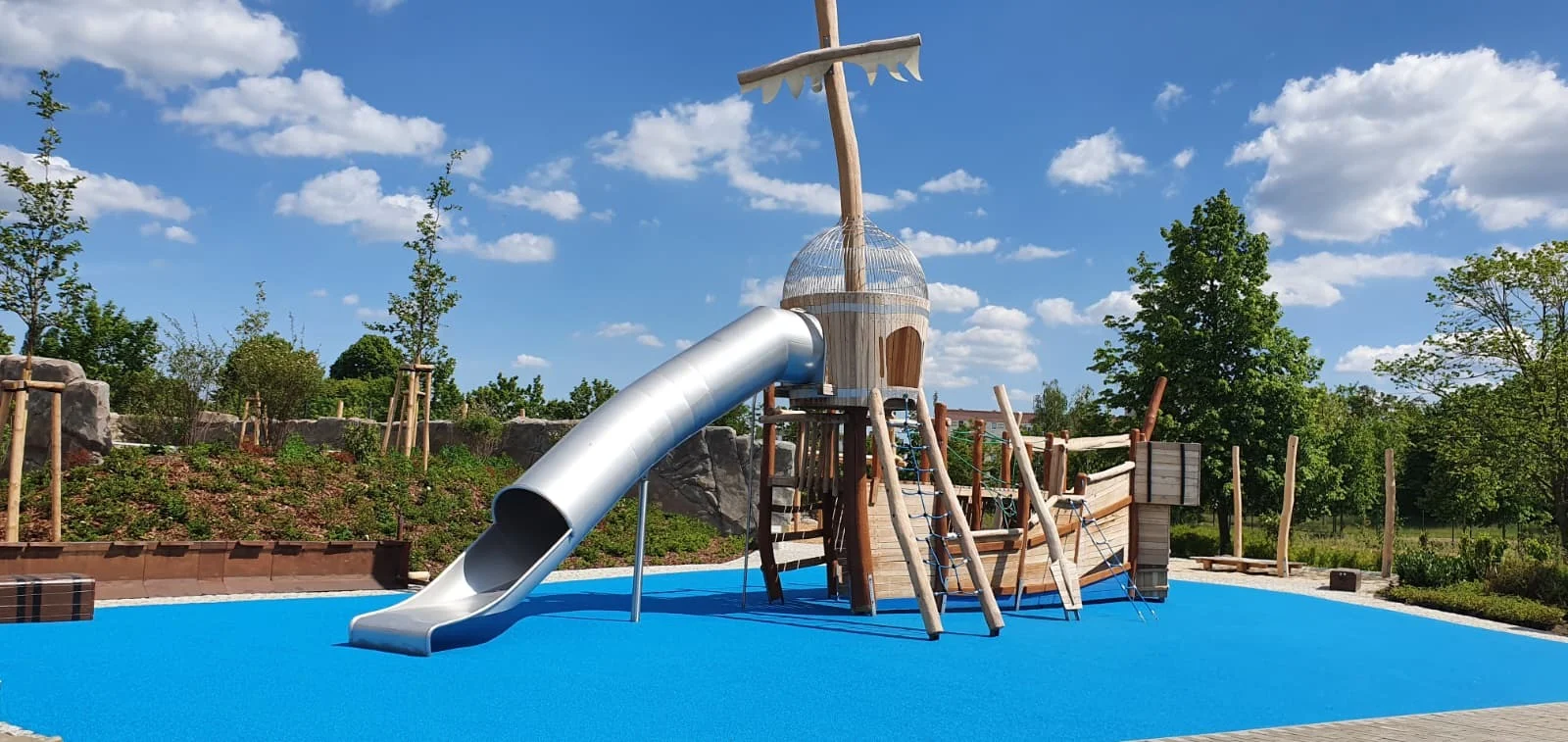 Bild: das Piratenschiff auf dem Schulhof