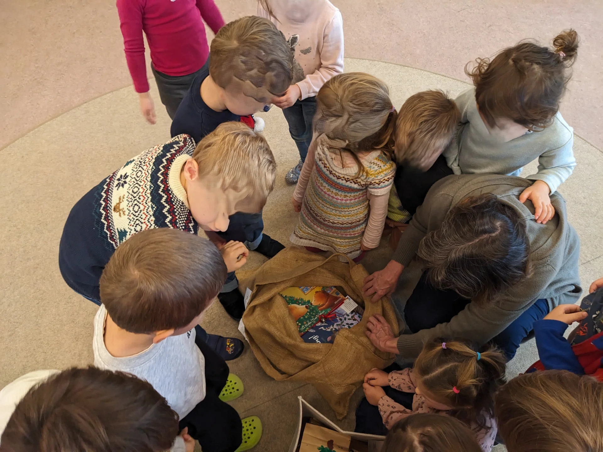 Foto der Galerie: Der Nikolaus war zu Besuch im Kindergarten