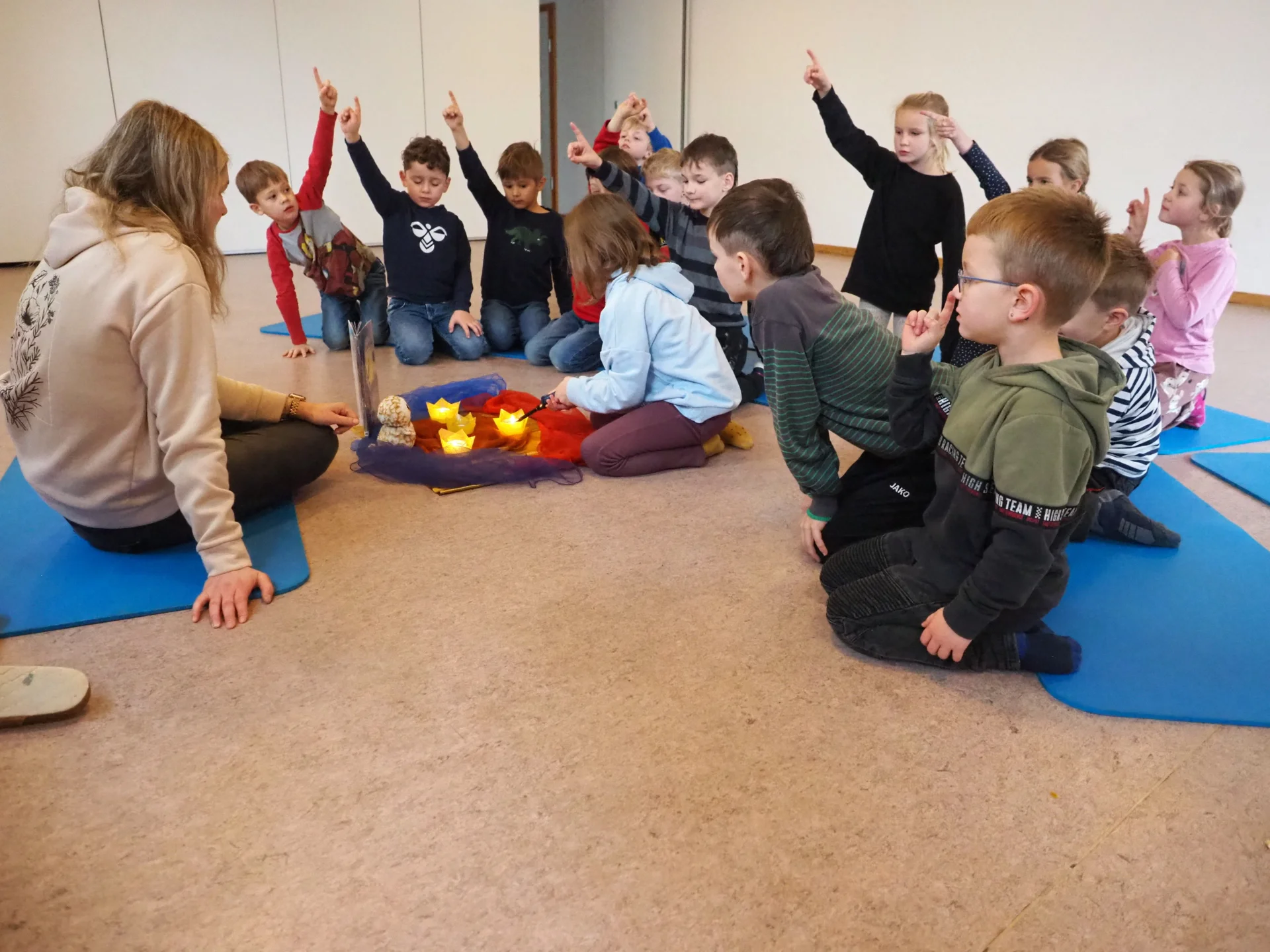 Ein kleines Licht, wie hier in der Mitte zu sehen, durften die Kinder als Material mit Bastelanleitung mit nach Hause nehmen. 