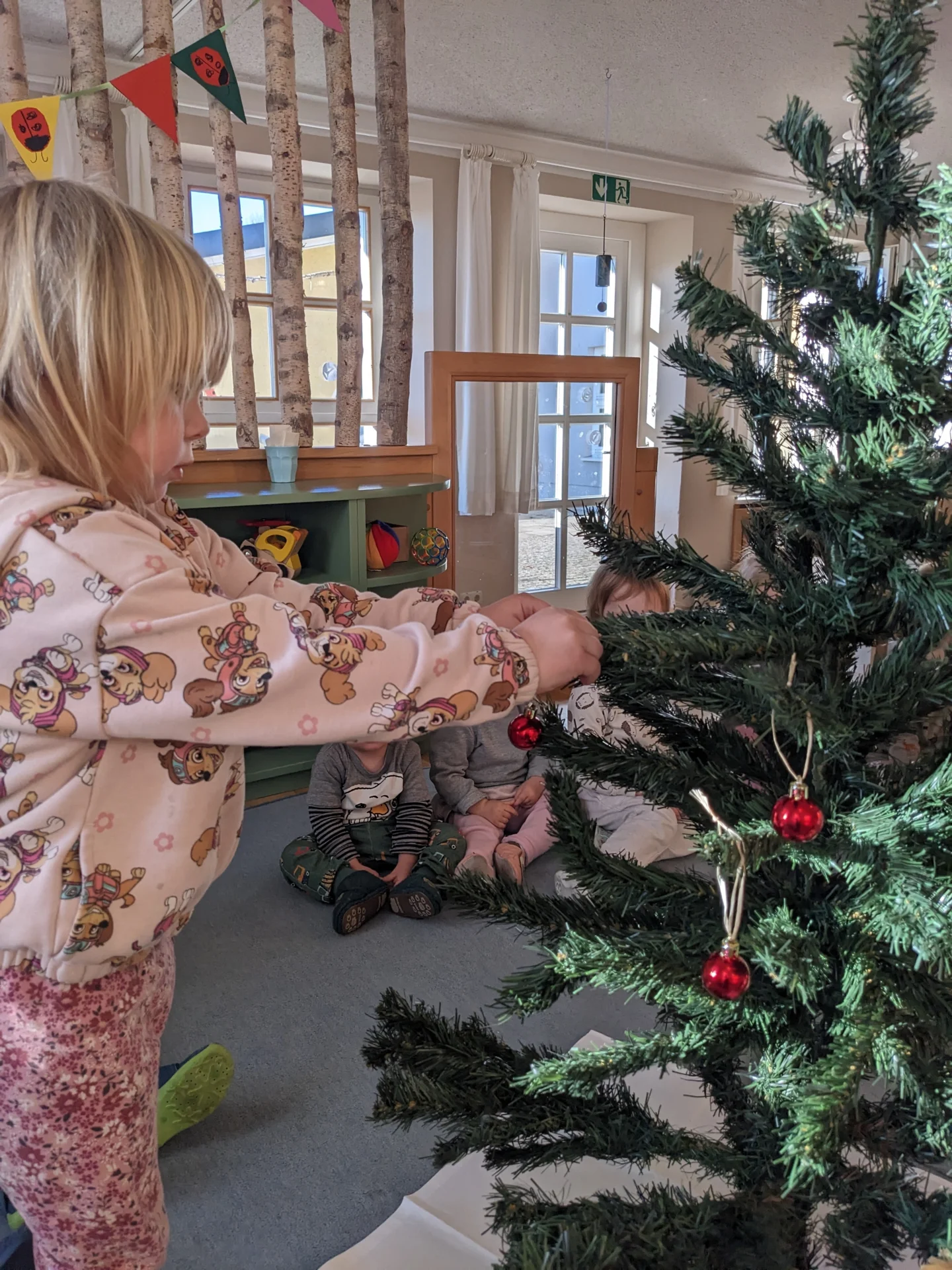 Wie die Tiere des Waldes schm&uuml;cken auch die Kinder einen Baum. 