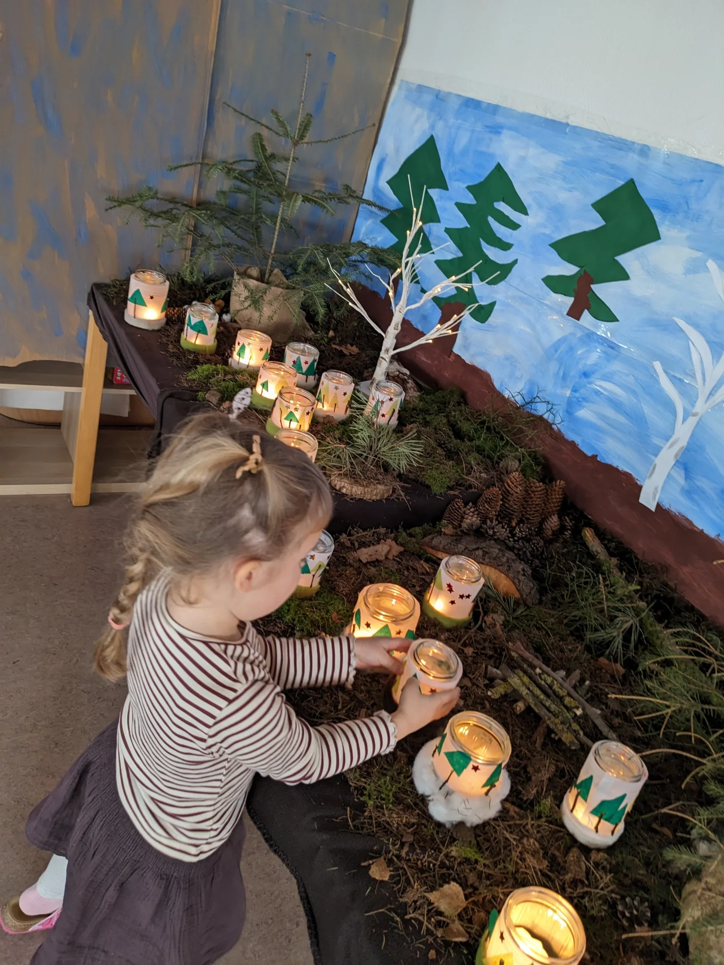 Ein jeden Tag hinzugestelltes Adventslicht weiste uns auf das nahende Fest hin.. Je mehr Lichter standen, umso n&auml;her kam das Weihnachtsfest. 