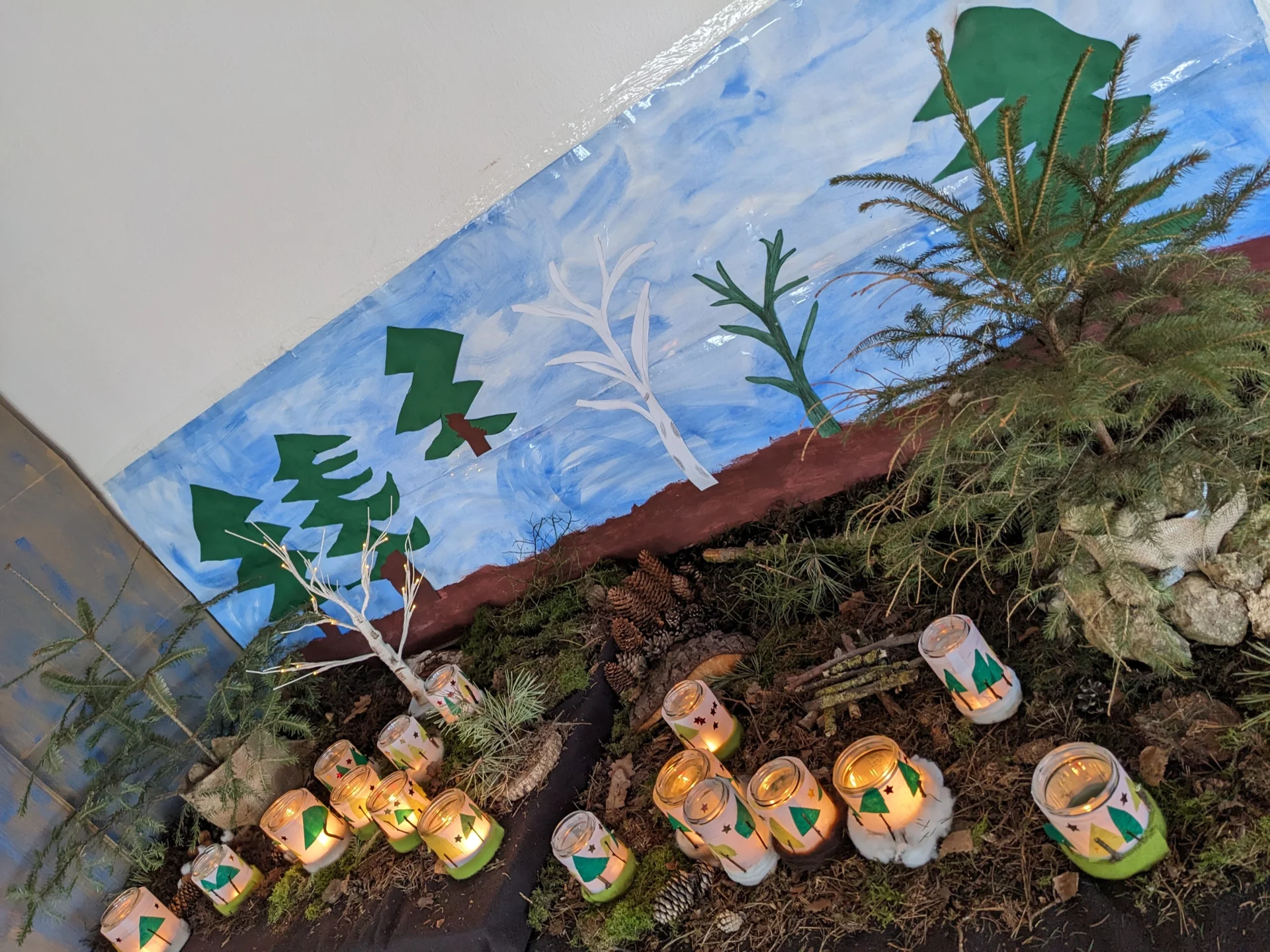 In der Gruppe Pusteblumen wurde ein wundersch&ouml;ner Winterwal gestaltet. Passend dazu das Bilderbuch "Der allersch&ouml;nste Tannenbaum" 
