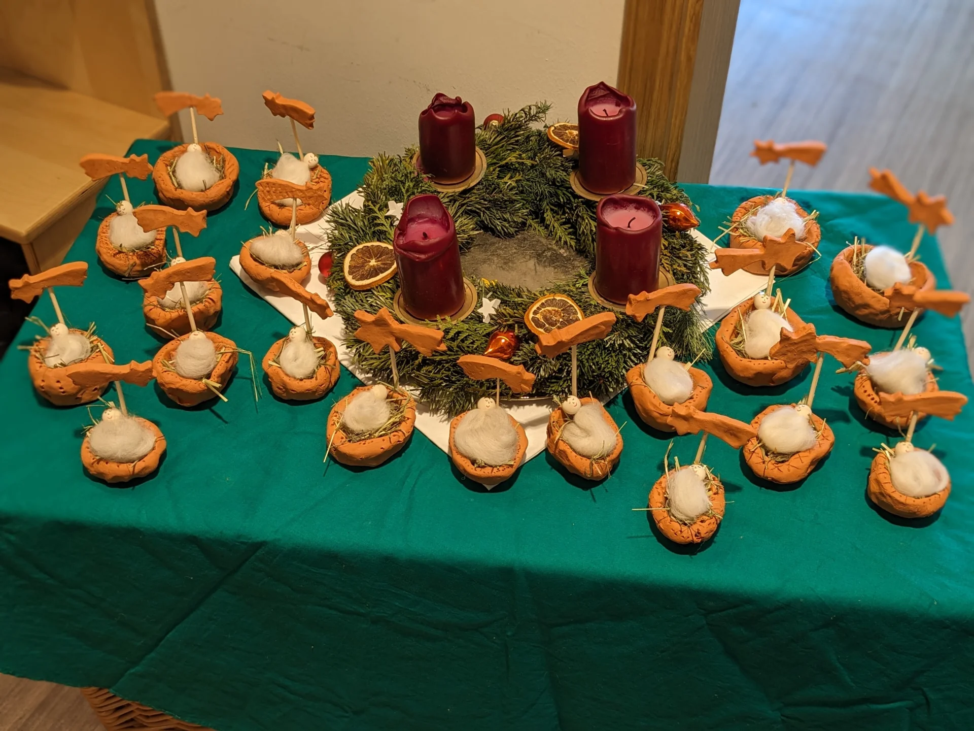 ein get&ouml;pfertes Kripperl mit dem Jesukinklein 