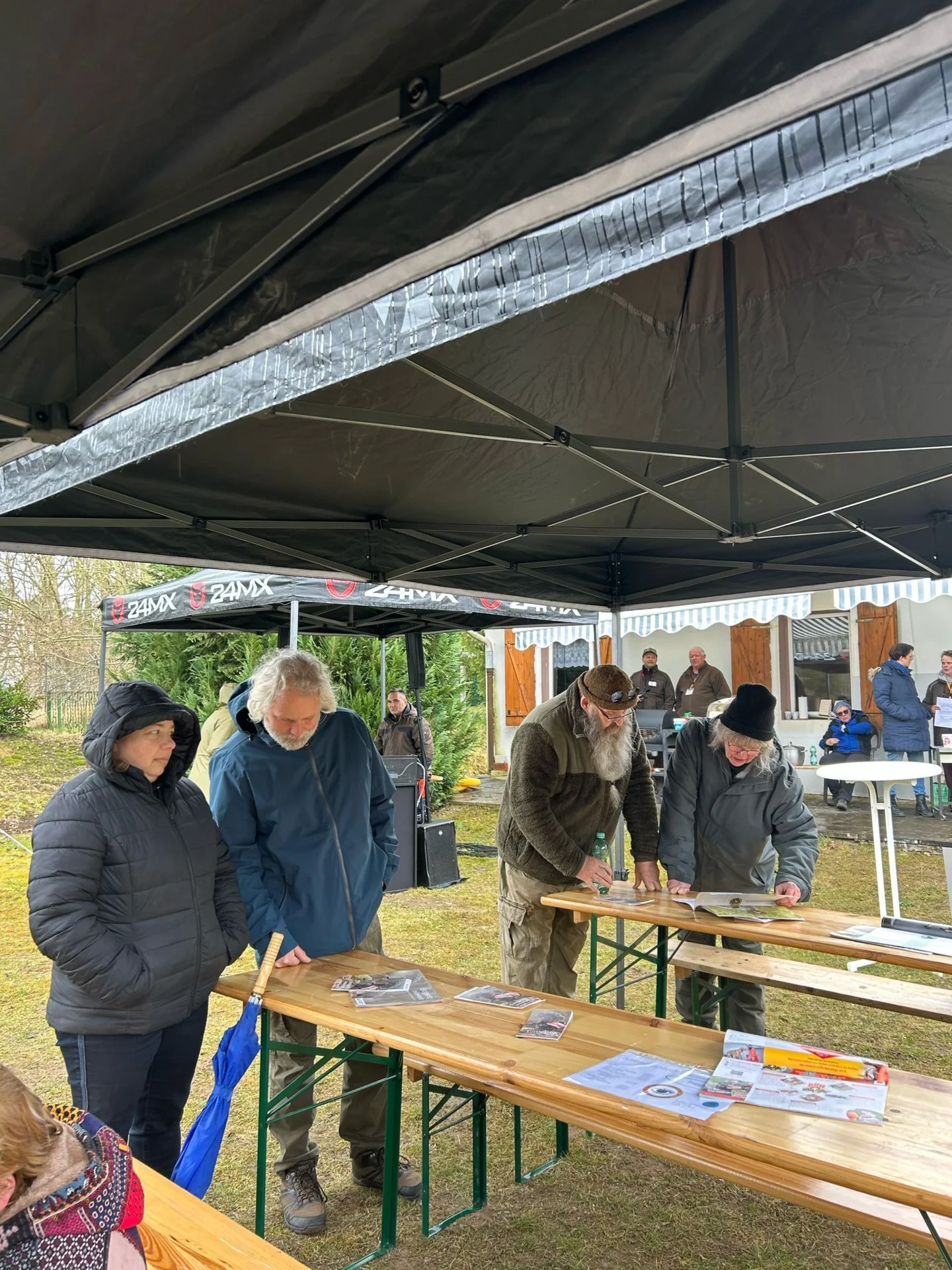 interessierte G&auml;ste  (Bild vergr&ouml;&szlig;ern)