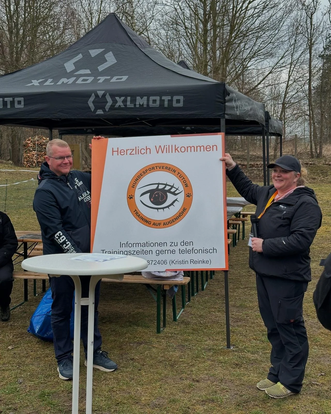 Pr&auml;sentation des Vereinsschildes  (Bild vergr&ouml;&szlig;ern)