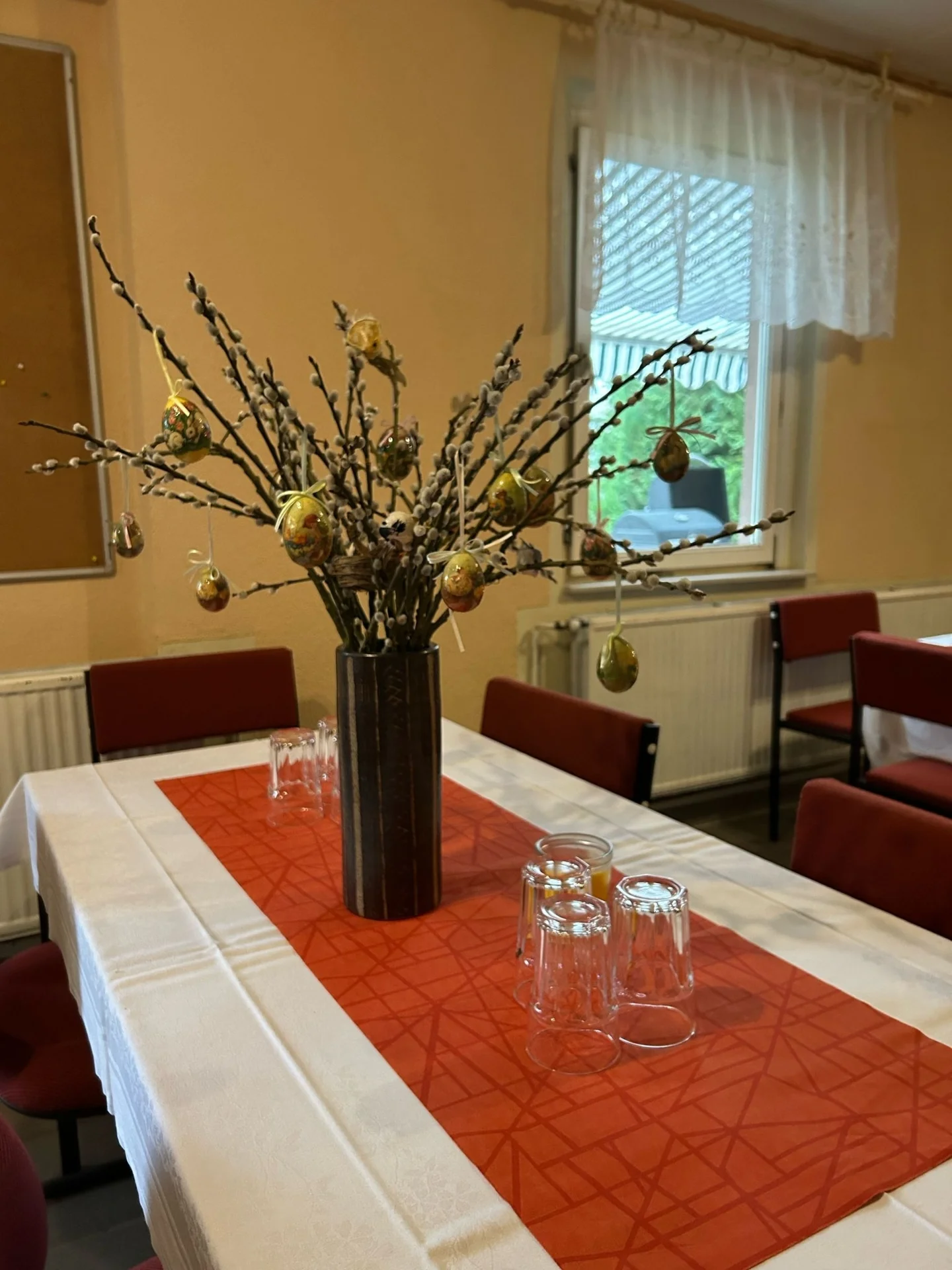 Vereinsheim mit Osterdeko  (Bild vergr&ouml;&szlig;ern)