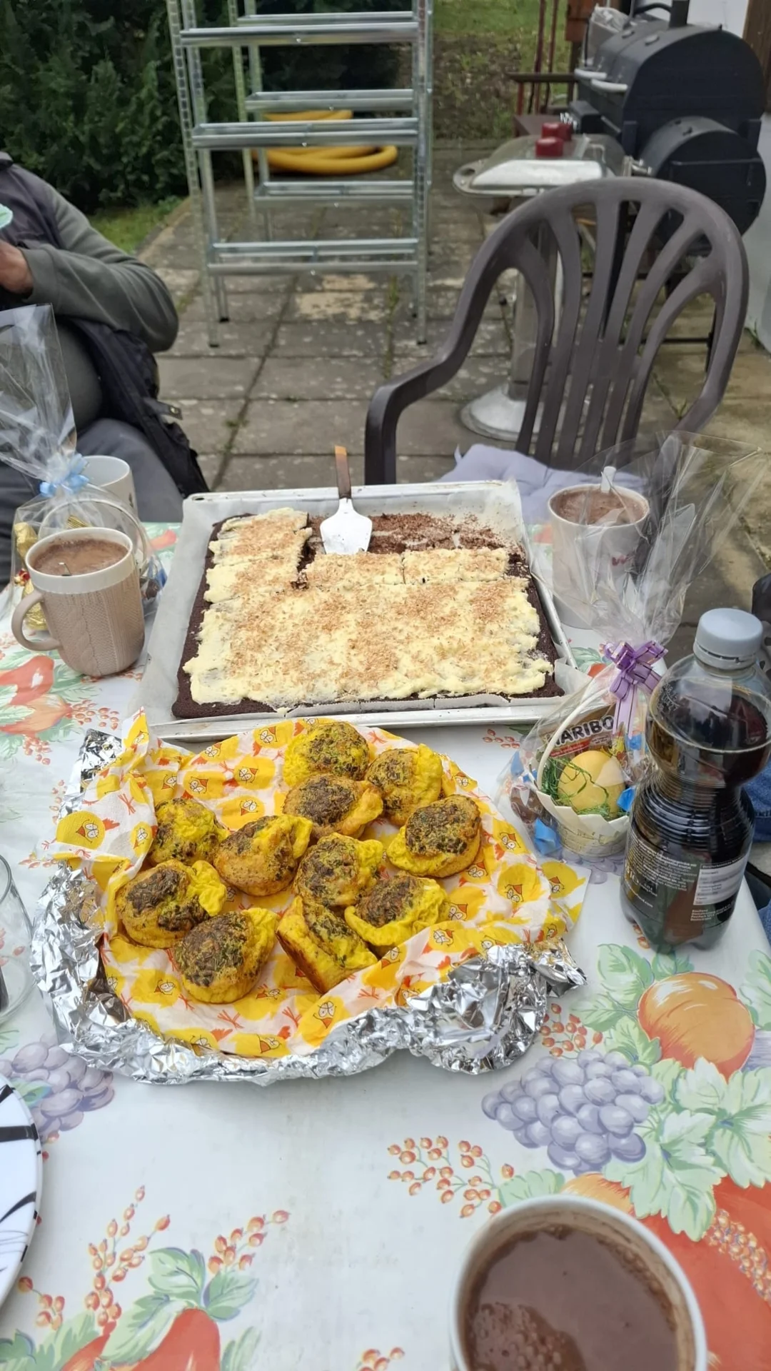 Der Kaffetisch ist reich gedeckt.  (Bild vergr&ouml;&szlig;ern)