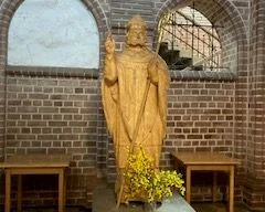 Holzstatue Otto von Bamberg  in der Marienkirche Usedom, 2013 vom Usedomer K&uuml;nstler G&uuml;nter Ro&szlig;burg (gest. 2025)  (Bild vergr&ouml;&szlig;ern)