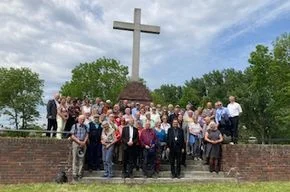 Besuchergruppe auf dem Schlossberg in Usedom am 22.05.2024. Der amtierende Bischof G&ouml;ssl und der emeritierte Bischof Dr. Schick haben die Gruppe gef&uuml;hrt.  (Bild vergr&ouml;&szlig;ern)