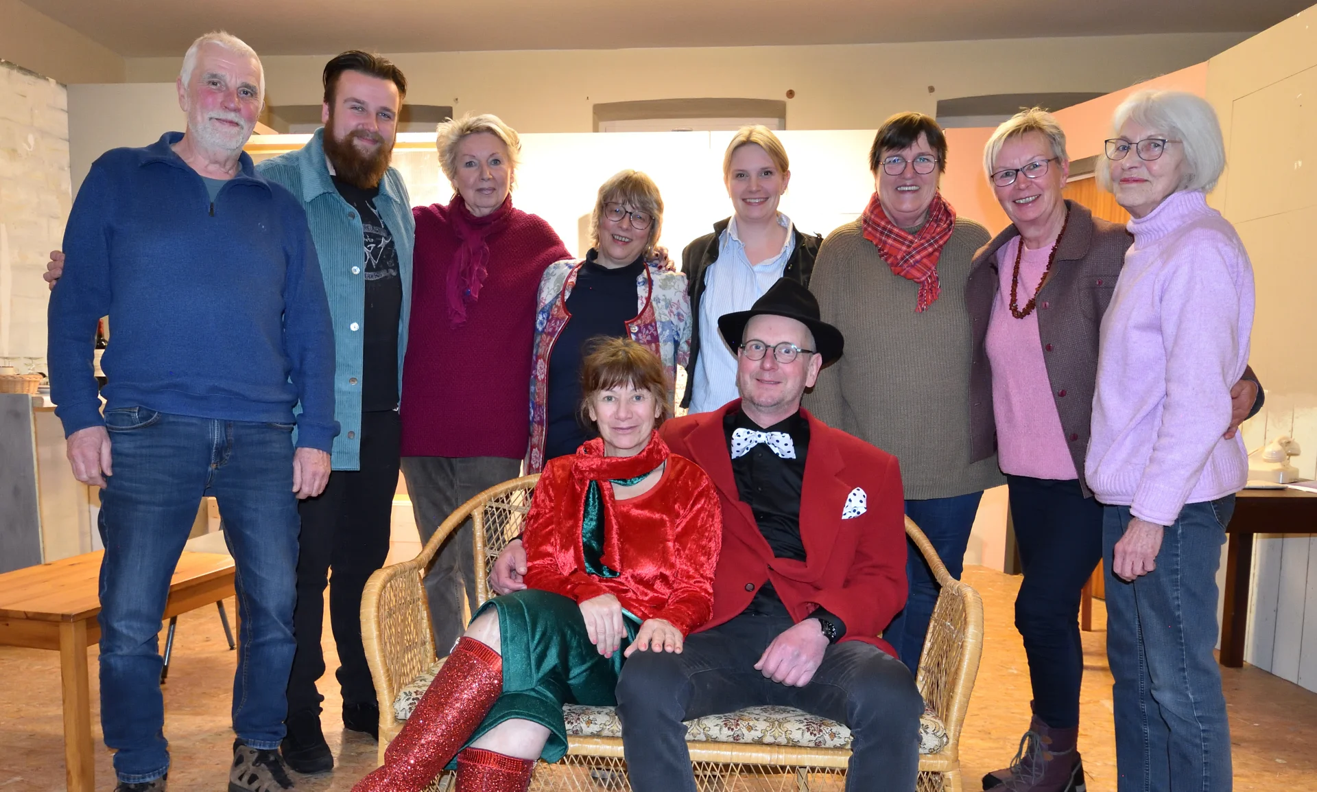 Wi stellt v&ouml;r: Dat Ensemble von "Belle Ivonne" 🎭 achtern: Kai Boysen, Peer Hagge-Ellh&ouml;ft, Ingeborg Krenz, Meike Hansen, Lina Boysen, Silke Hansen, Anke Ullrich, Doris Ganschow; v&ouml;rn: Birgit Panten, Carsten Bendixen; (nich op dat Foto: Hauke Hoffmann-Timm, Johannes-Peter Henningsen) 