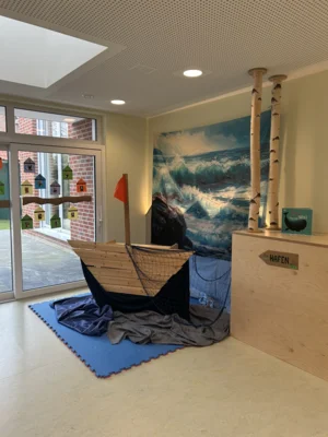 Vorschaubild: Unsere Kulisse des Theaters: Jona ist mit dem Schiff auf dem Wasser.
