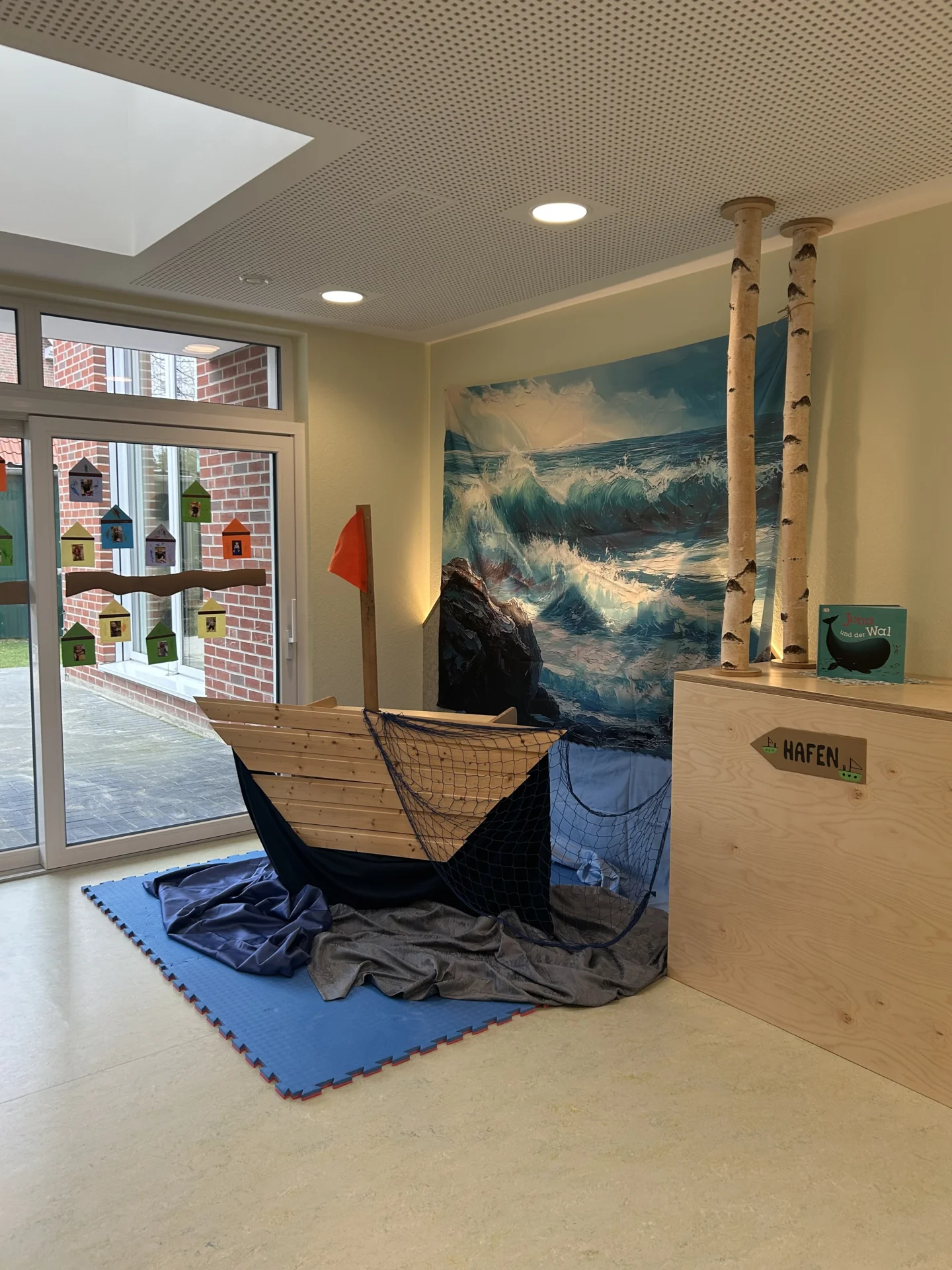 Bild: Unsere Kulisse des Theaters: Jona ist mit dem Schiff auf dem Wasser.