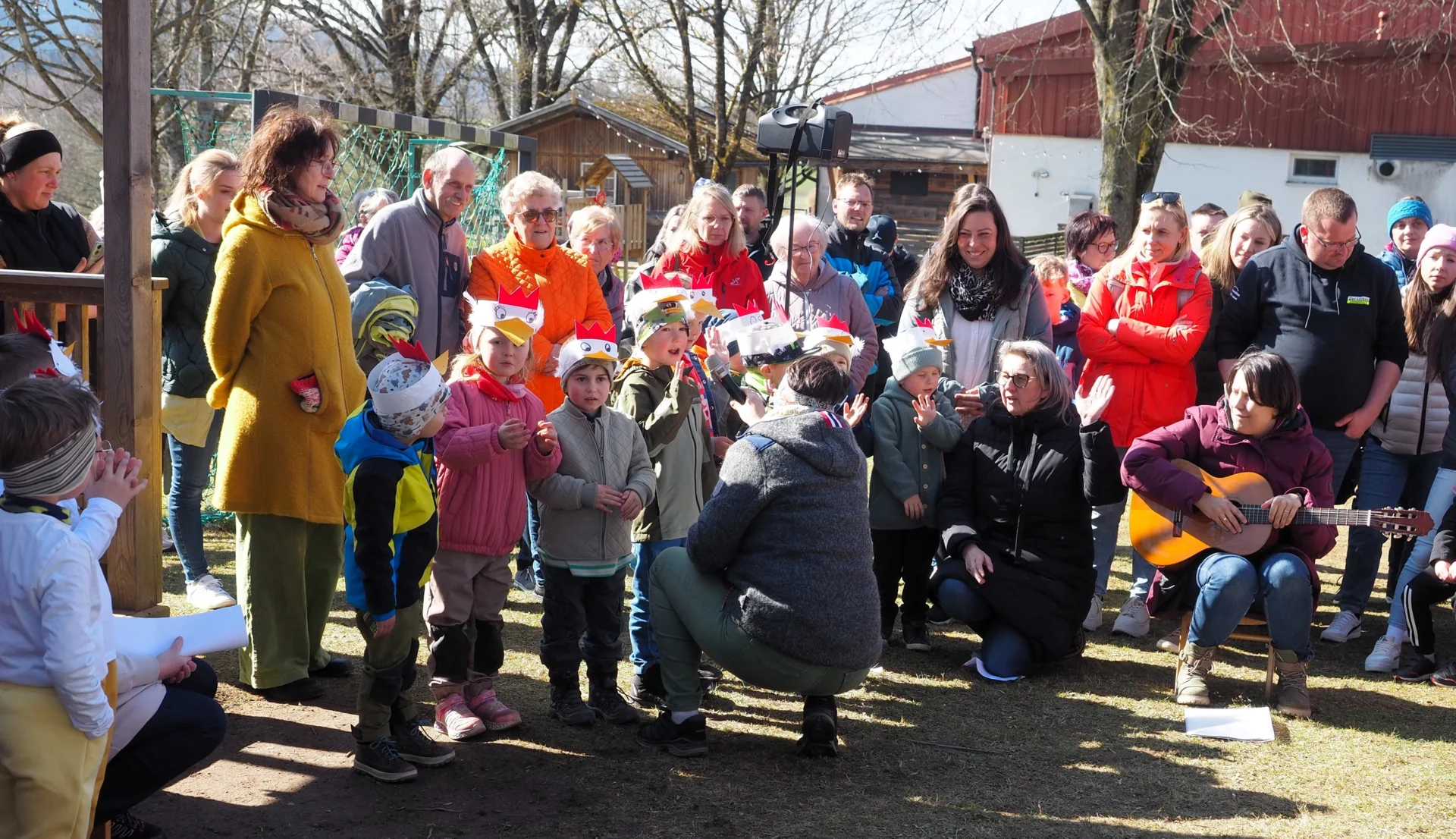 Die Wurzelzwerge begr&uuml;&szlig;ten die Besucher mit ihrem Willkommenslied. 