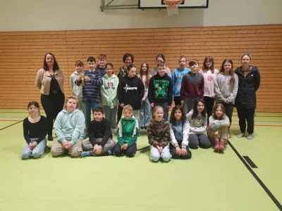 Vorschaubild: In der Wertung Kl. 4-6 sicherte sich Klasse 5 den Wanderpokal. Die Kinder sind stolz, denn sie bekommen zum 4. Mal diesen Preis.