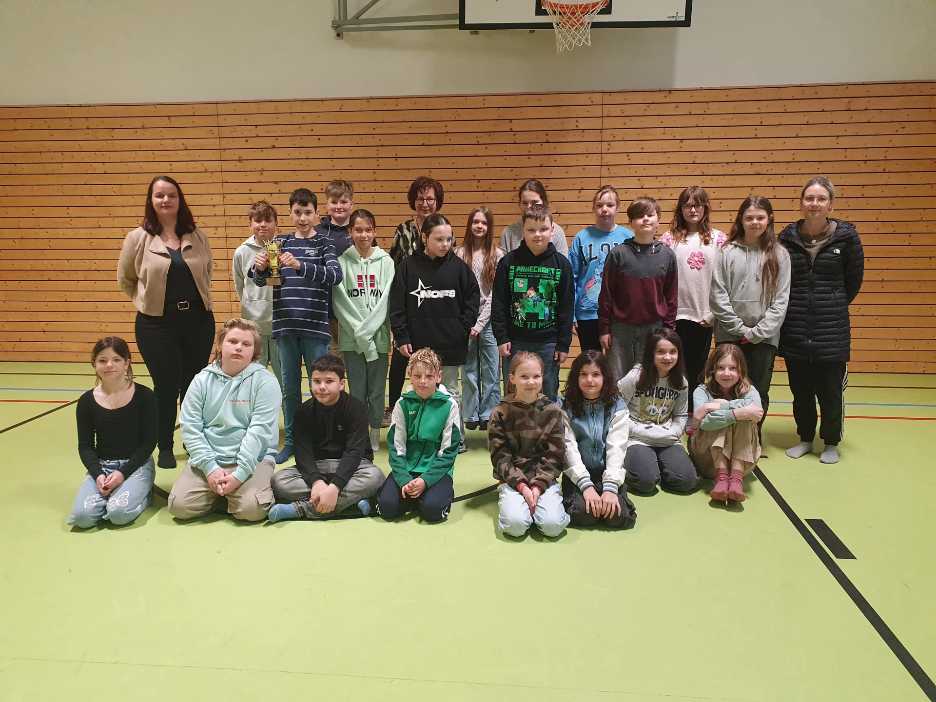 Bild: In der Wertung Kl. 4-6 sicherte sich Klasse 5 den Wanderpokal. Die Kinder sind stolz, denn sie bekommen zum 4. Mal diesen Preis.
