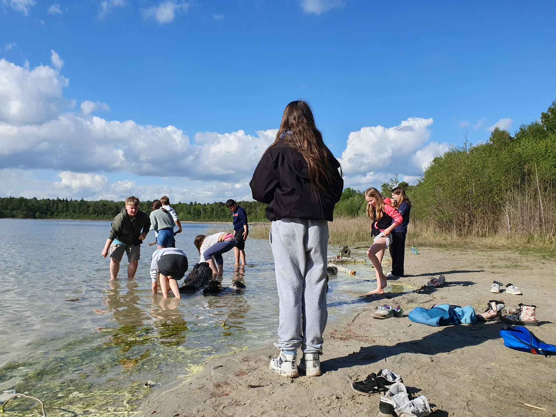 Bild: nur Wasser, Sand, Steine, Holz ... und alle hatten Spaß