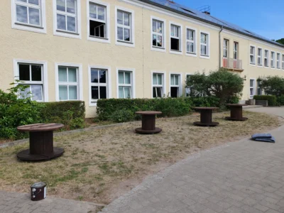 Vorschaubild: die Spieletische warten auf ihre Spielfelder