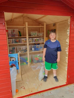 Vorschaubild: Stolz auf das eingeräumte Spielehaus