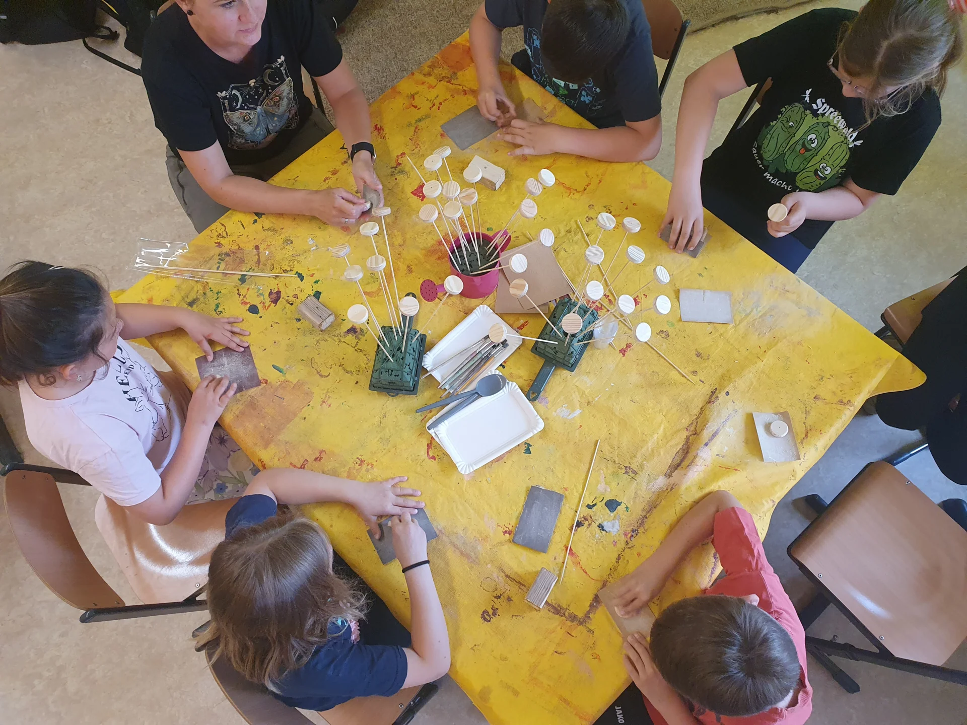 Bild: Alle sind bereit zum Bemalen der Spielfiguren.