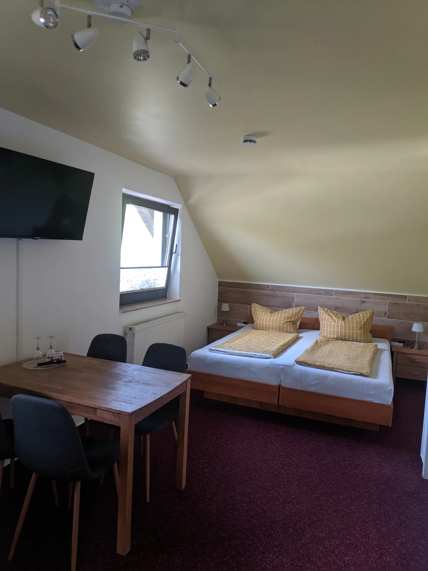 Hotelzimmer  (Bild vergr&ouml;&szlig;ern)