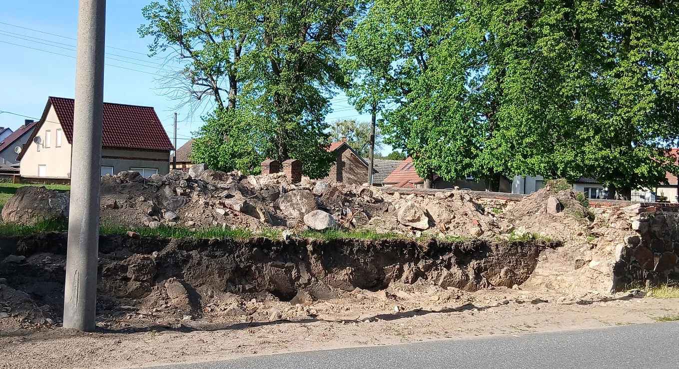 Abgerissene Mauer April 2025 