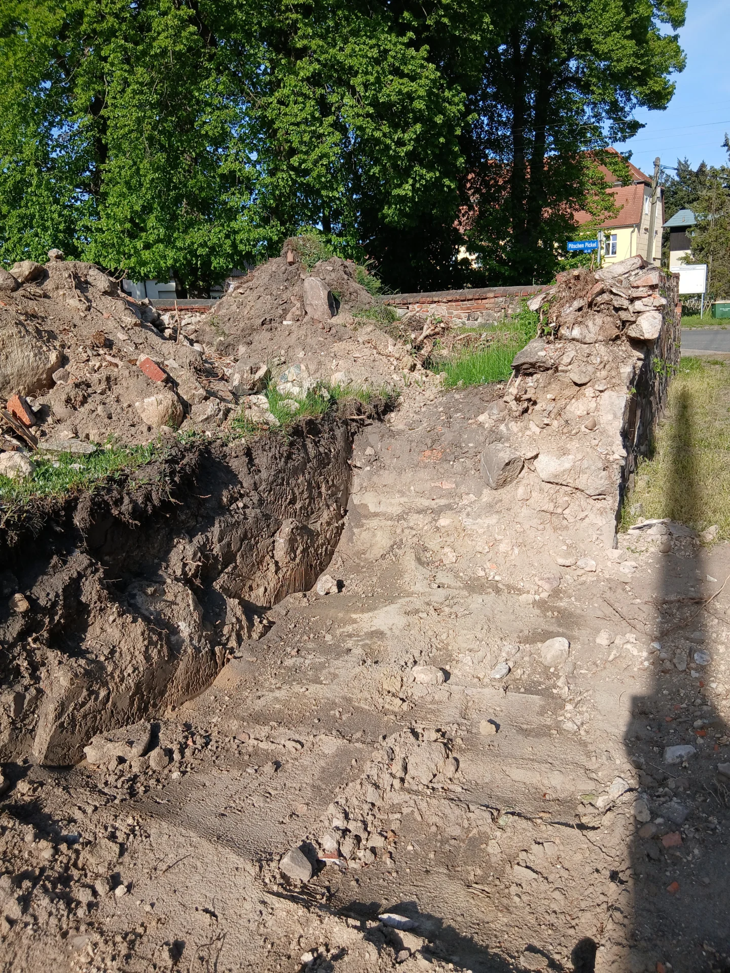 Offener maueranschluss-Material auf dem Kirchhof April 2025 