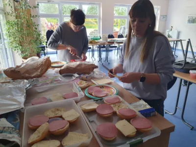 Vorschaubild: Kulinarische Pausenversorgung durch die Eltern und Kinder der 6. Klasse.