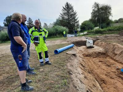 Auch die Frischwasserleitung wird mit verlegt