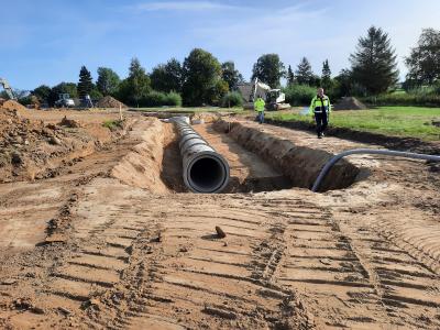 Die Rohre der Oberflächenentwässerung dienen gleich als Speicher, damit nur die genehmigte Wassermenge an den Vorfluter eingeleitet wird,