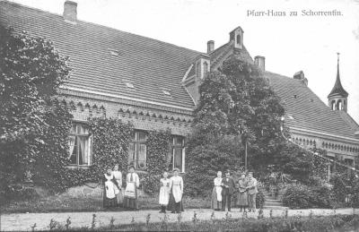 Das Pfarrhaus in Schorrentin auf einer Ansichtskarte von 1904 oder früher