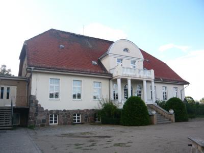 Das ehemalige Gutshaus war lange Zeit Schule für mehrere Generationen von Ganzlinern aus allen Ortsteilen.