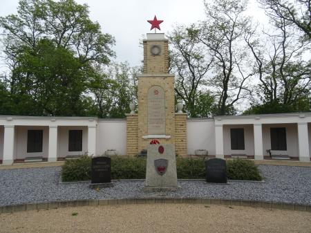 Russische Kriegsgräberstätte Foto: Info Punkt Lebus