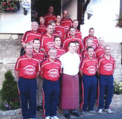 Das Team der Sportgemeinschaft Rot-Weiß Mülverstedt mit ihrem Sponsor Karsten Schill, der Gaststätte Schenke Schill in Weberstedt