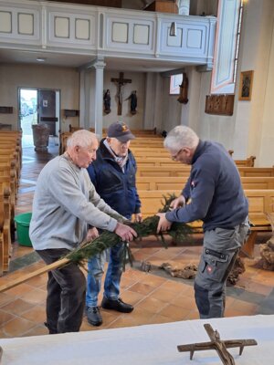 Aufstellung der Krippe in der Kirche St. Martin Gillenbeuren
